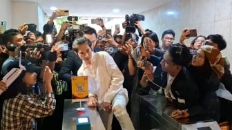 Hindari Wartawan, DJ Panda Pilih Langkahi Pembatas Besi Akses Masuk di Polda Metro Jaya