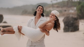 Sean Gelael Resmi Lamar Hana Malasan, Cincin Berliannya Ditaruh di Batok Kelapa